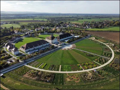 Quel est ce village connu pour sa saline royale construite sous Louis XV ?