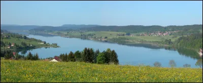 Quel est ce vaste lac naturel de 7,2 km² situé dans le sud du département ?