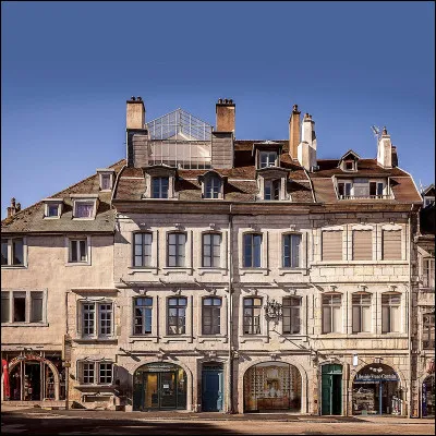 Quel écrivain est né à Besançon, qualifiée de "vieille ville espagnole" ?