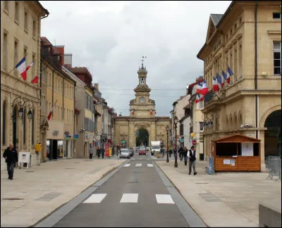 Quelle est cette ville, sous-préfecture et troisième ville du département avec 17 800 habitants ?