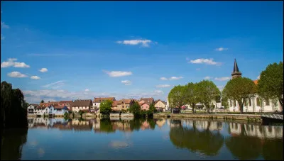 Quelle est cette ville, située dans l'agglomération de Montbéliard et traversée par le Doubs, quatrième ville du département avec 13 900 habitants ?