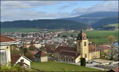 Quelle est cette ville de 6 800 habitants, située dans la haute vallée du Doubs, connue pour sa tradition horlogère et pour sa gastronomie ?