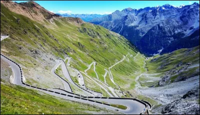 Comment se nomme ce col de montagne aux belles routes sinueuses du nord de l'Italie, apprécié des automobilistes ?