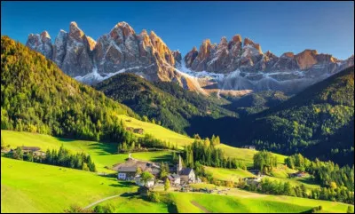 Voici la chaîne montagneuse des Dolomites, au nord, qui attire les touristes pour ses pics et sa verdure. Quelle langue parle-t-on ici ?