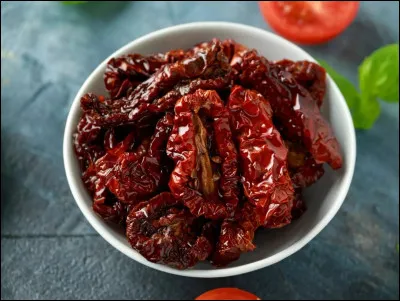 Les tomates séchées, simples mais un grand délice, sont un classique de la cuisine italienne et plus particulièrement en Sicile. Quel est le principal ingrédient ?
