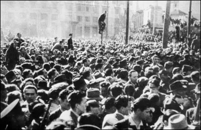 En 1945, le dirigeant fascite italien Benito Mussolini est arrêté et exécuté. Son corps est pendu sur la Piazzale Loreto, dans la ville de...