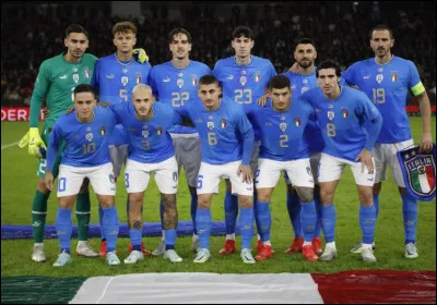 Quel est le surnom que l'on donne à l'équipe italienne de football ?