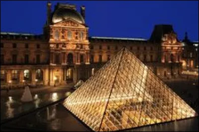 Quel président de la République française est à l'origine de la construction de la pyramide du Louvre ?