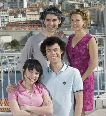 Qui se trouve en haut  gauche ?