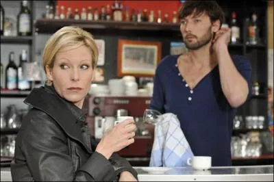 Qui est  gauche de l'image ?