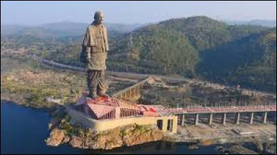Combien mesure la statue de l'Unité, la plus grande statue du monde ?