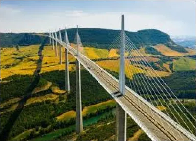 Le plus long pont du monde est le pont DanyangKunshan. Combien mesure-t-il ?