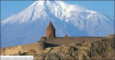De quel pays le mont Ararat est-il le plus haut sommet ?