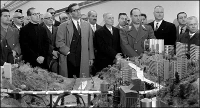 Qui est le réalisateur du film "Main basse sur la ville" dénonçant la corruption dans l'immobilier ?