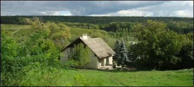 Quel est le pays européen dont la capitale est Chișinău et qui est célèbre pour ses vins et son folklore ?