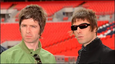Quel groupe britannique de rock alternatif, connu pour des hits comme "Wonderwall" et "Champagne Supernova", a été formé par les frères Gallagher ?