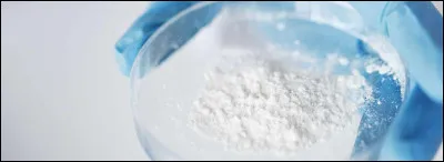 Quel terme désigne une substance solide finement divisée, souvent utilisée en cuisine ou en chimie ?