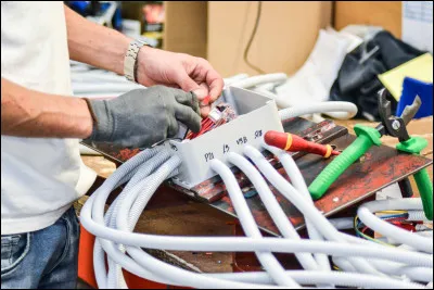 Lorsque l'électricien réalise les liaisons filaires de câbles électriques, il réalise...