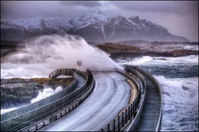 Inaugurée en 1989, cette route reliant des îles sur 8 kilomètres possède une série de petits ponts, très dangereuse en cas de tempête à cause des vagues qui déferlent sur la voie. Elle relie les villages d'Eide et Averøy. Dans quel pays se situe-t-elle ?