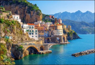 Une des routes les plus agréables au monde, la nationale 163 en Italie, sur la côte amalfitaine, passe le long de la mer Tyrrhénienne et à flanc de montagne. Quel village ne traverse-t-elle pas ?