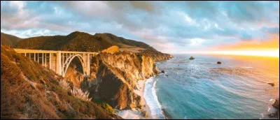 En Californie, cette autoroute de plus de 1000 kilomètres est la deuxième plus longue aux États-Unis. Elle passe dans la magnifique région de Big Sur, et offre une vue panoramique sur l'océan avec souvent des couchers de soleil. Son nom est Pacific Coast Highway...