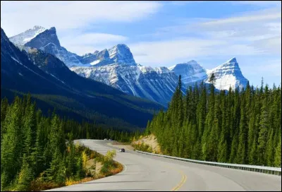 La promenade des Glaciers (Icefields Parkway) est une des plus belles au monde, et offre une vue sur les hautes montagnes des deux parcs nationaux Jasper et Banff au Canada. Dans quelle province canadienne sommes-nous ?