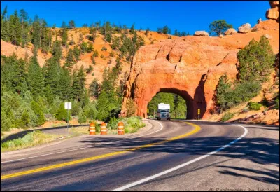 Voici la Scenic Byway 12, une route de l'ouest américain qui passe à travers les formations rocheuses ocres de la forêt de Dixie, Bryce Canyon ou Capitol Reef. Dans quel État sommes-nous ?