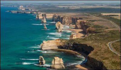 Lieu touristique de l'État de Victoria en Australie, la Great Ocean Road, comme son nom l'indique, longe l'océan sur 243 kilomètres. Quel lieu touristique peut-on voir sur l'image ?