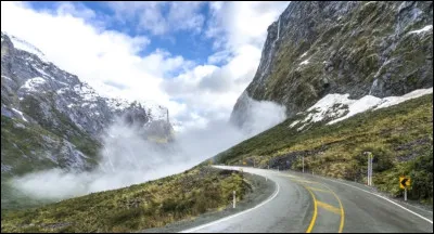 Cette route, la State Highway 94, passe a travers les célèbre fjord Milford Sound, dans le parc national Fiordland, on peut donc y voir des paysages incroyables. Cependant, elle a un taux d'accidents élevé à cause des fortes pluies et des avalanches rendant la route dangereuse. Saurez-vous retrouver le pays ?