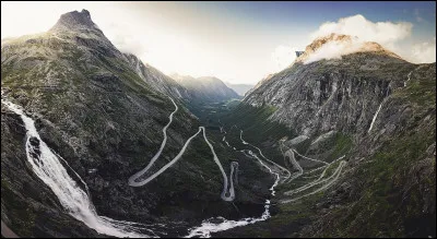 Connue connue pour ses virages en épingle, cette route est une des destinations les plus visitées de Norvège. Elle longe la cascade Stigfossen. Elle est souvent fermée à la circulation à cause de nombreux éboulements mais aussi de la glace. Quel est son nom ?