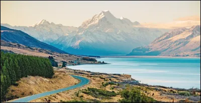 Voici la superbe route pour aller vers le point culminant de la Nouvelle-Zélande. Quel est le nom de cette montagne ?