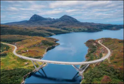 Cette route, la North Coast 500, traverse les Highlands sur 830 kilomètres et est considérée comme une des six plus belles routes au monde. Où se situe-t-elle ?