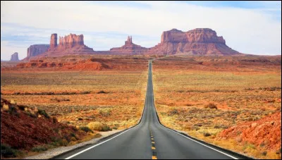 La route 163 aux États-Unis a la particularité de traverser le site de Monument Valley et d'offrir un panorama sur ces formations rocheuses, parmi les paysages les plus connus au monde. Quels États traverse-t-elle ?