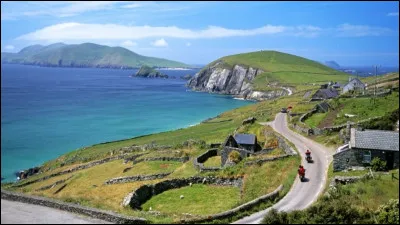 Nous voici sur la Wild Atlantic Way, une voie verte touristique partant de Malin Head jusqu'à Kinsale en Irlande. Parmi ces propositions, quelle attraction touristique ne se situe pas sur le trajet ?