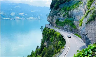 Eau claire, fond montagneux, cette route suisse du canton de Berne fait le tour du lac de Thoune en passant à flanc de montagne. Quel lac traverse-t-elle aussi ?
