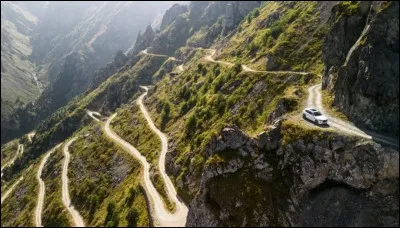 La section nord de la route D.915 reliant Of à Aşkale, très dangereuse, est caractérisée par ses courbes en épingle. Au moindre geste brusque, c'est la chute. La route est uniquement en gravier, avec du dénivelé et ne possède pas de sécurité. Dans quel pays se situe-t-elle ?