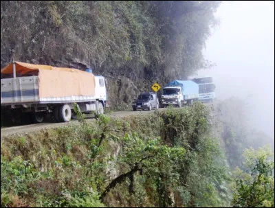 Considérée de loin comme la route la plus dangereuse au monde faisant entre 200 et 300 morts par an, la route surnommée "route de la mort" en Bolivie est un vrai calvaire sur 64 kilomètres ! Il est presque impossible de se croiser sans prendre de gros risques comme sur l'image. Heureusement, une nouvelle route a été ouverte pour contourner et éviter de passer par là. Quel est son vrai nom ?