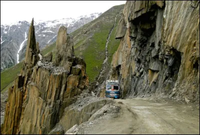 À plus de 3000 mètres d'altitude, le passage de Zoji La dans l'Himalaya est sujet aux éboulements, chutes de neige et conditions climatiques extrêmes de ces montagnes. Dans quel pays sommes-nous ?