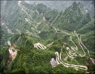 En Chine, cette route possède un grand nombre de virages sur 11 kilomètres, il est donc difficile de ne pas se planter dans l'un d'eux ! La route amène les visiteurs à la célèbre grotte de Tianmen au sommet de la montagne. Un cadre magnifique, certes, mais une route difficile. Combien de virages compte-t-elle ?