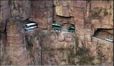 On reste en Chine avec la route de Guoliang, une succession de tunnels dans la montagne. Avec seulement 4 mètres de largeur, il est ici aussi difficile de se croiser. La route est heureusement courte. Saurez-vous retrouver la province chinoise dans laquelle elle se trouve ?