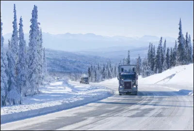 Nous voici sur la Dalton Highway, célèbre autoroute américaine gelée en hiver et traversant des espaces presque inhabités. Boue, trous, gravier et bien sûr glace sont ce qui attend les nombreux camionneurs empruntant cette voie endommagée. Dans quel État se trouve cette autoroute ?