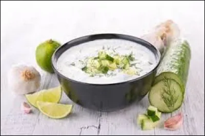 Quel légume est la base du tzatziki grec ?
