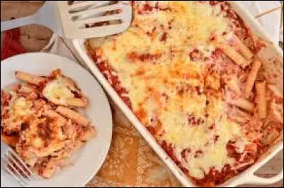 Quel plat italien est composé de pâtes, de viande hachée et de sauce tomate ?