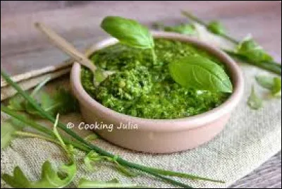 Quelle herbe est essentielle dans le pesto traditionnel ?