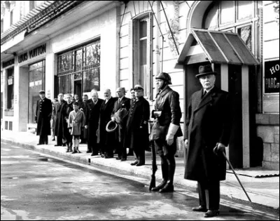 Qui devient le chef de l'État français après la défaite ?