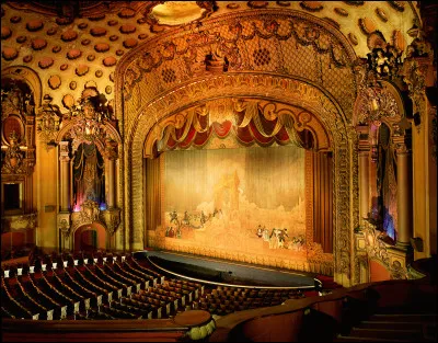 Dans le jargon théâtral, quel terme désigne la partie de la scène située à gauche du public ?