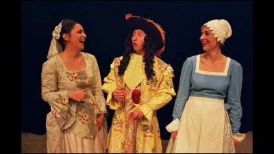 Dans une pièce de théâtre, quel terme désigne le moment clé où l'intrigue atteint son point de tension maximal avant de commencer à se résoudre ?