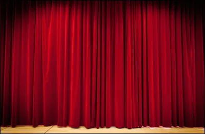 Quel terme désigne le rideau de scène léger qui est souvent utilisé pour cacher une partie de la scène ou pour signaler le début ou la fin d'un acte ?