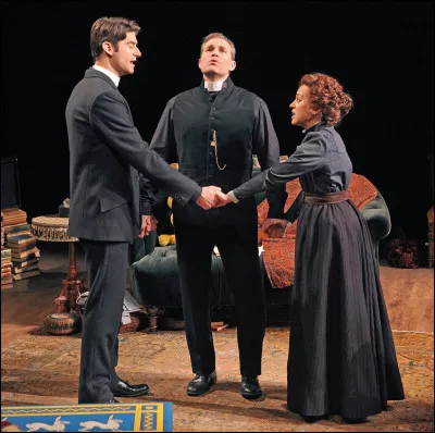 Au théâtre, quel terme désigne les paroles prononcées par un personnage lors d'un dialogue ?