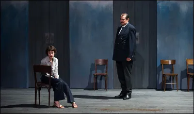 Quel terme désigne une pièce de théâtre au dénouement malheureux, souvent marqué par des conflits intenses ?